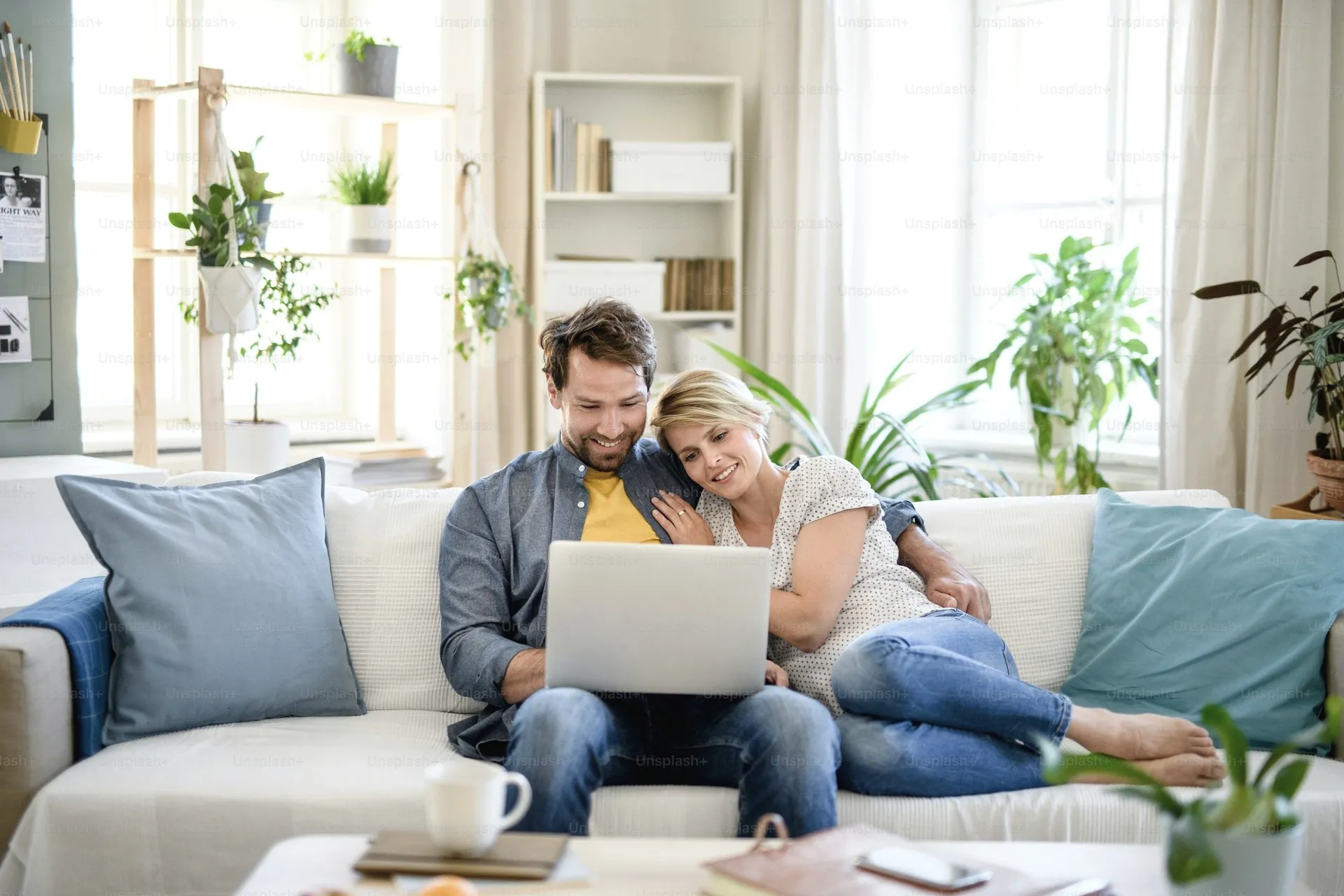 Clients satisfaits dans leur nouvel intérieur